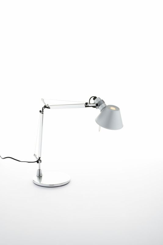 Tolomeo Micro Tischleuchte von Artemide mit Aluminiumfuß, verstellbarem Arm und konischem Lampenschirm.